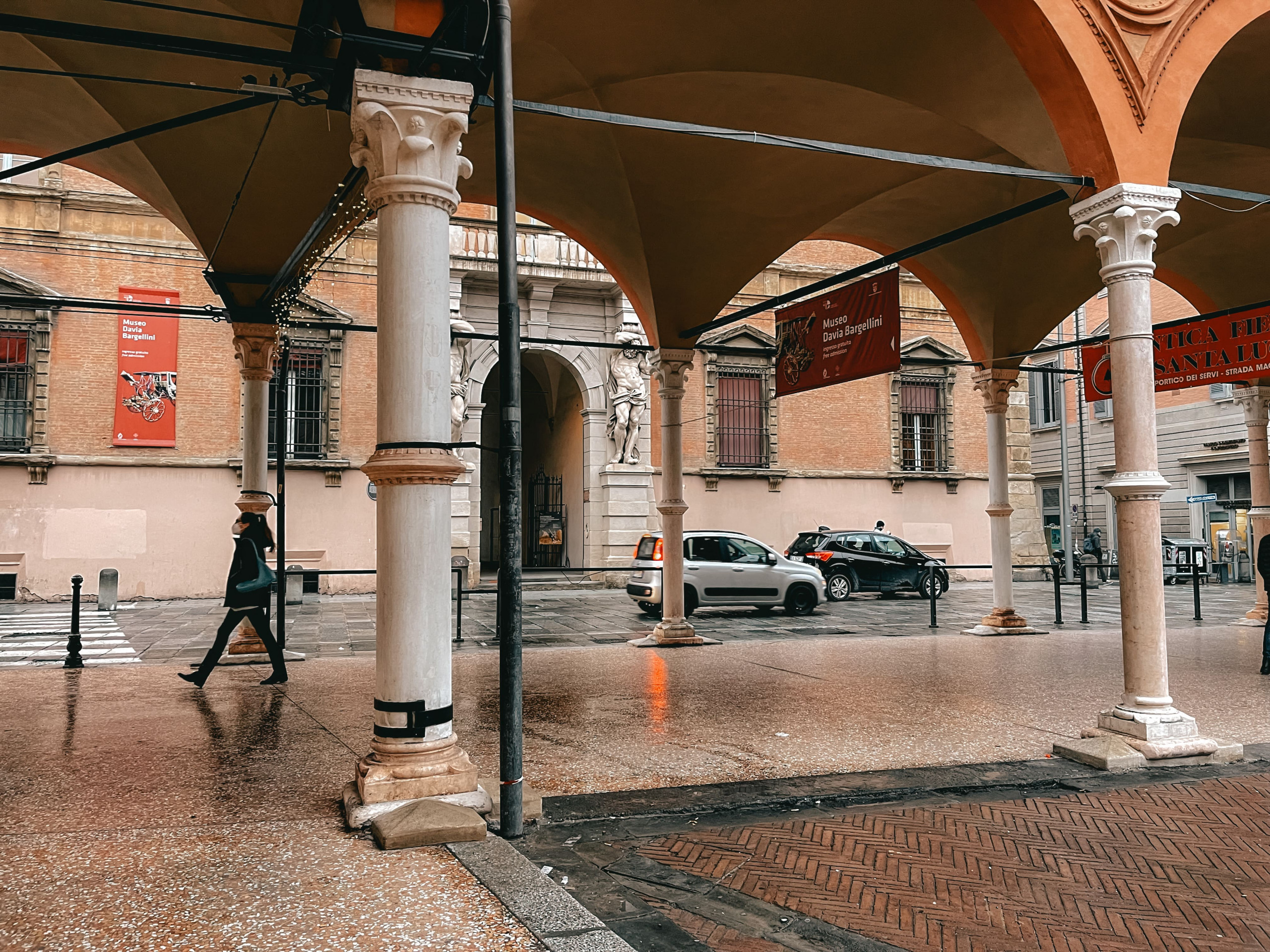 Portico dei Servi a Bologna