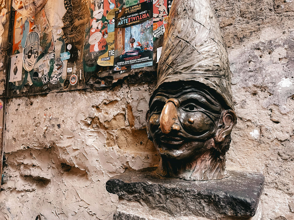 statua pulcinella a napoli