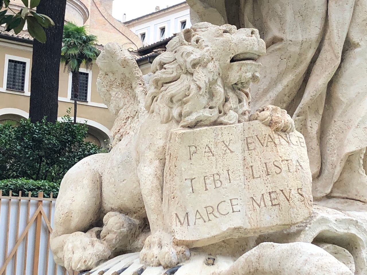 Il restauro della fontana di palazzo Venezia a Roma