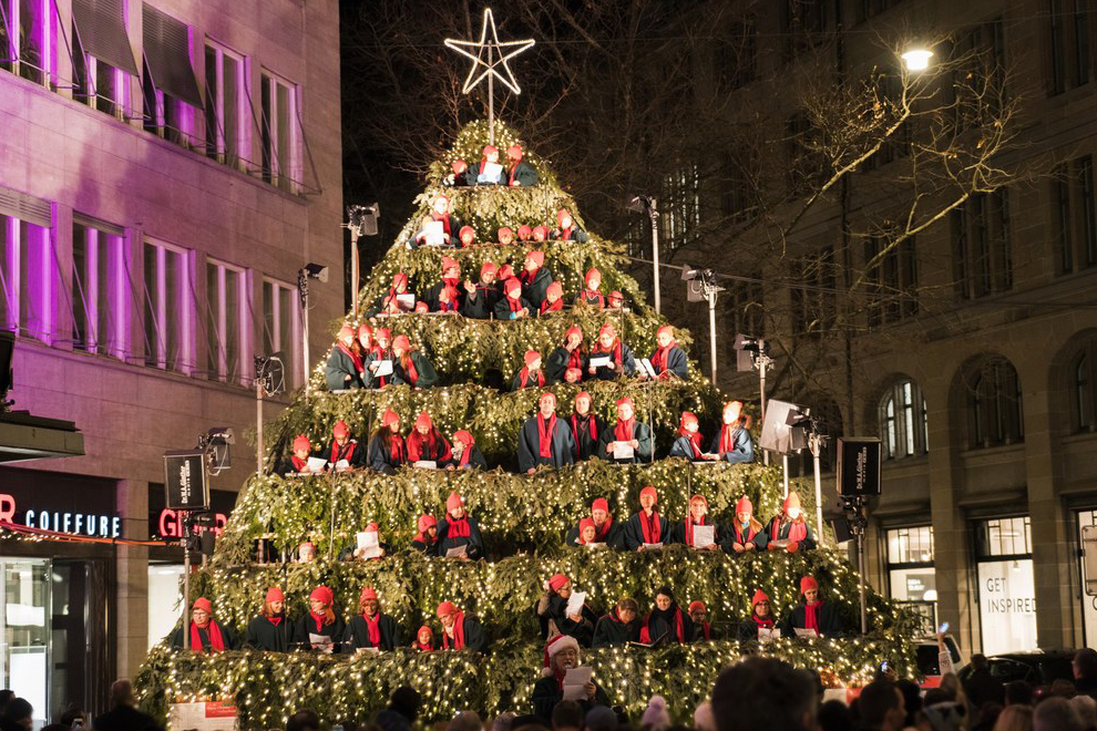 Albero Di Natale Zurigo.Zurigo Per Il Natale Da Favola Si Parte Gia A Novembre Itinerari E Luoghi