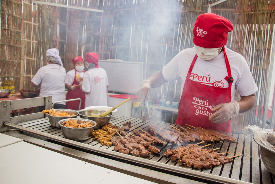 Preparación de anticuchos. PMG Perú Mucho Gusto Tumbes.