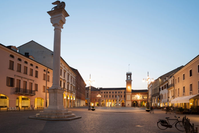 Rovigo - Piazza Vittorio Emanuele di sera Rovigo - Piazza Vittorio Emanuele di sera