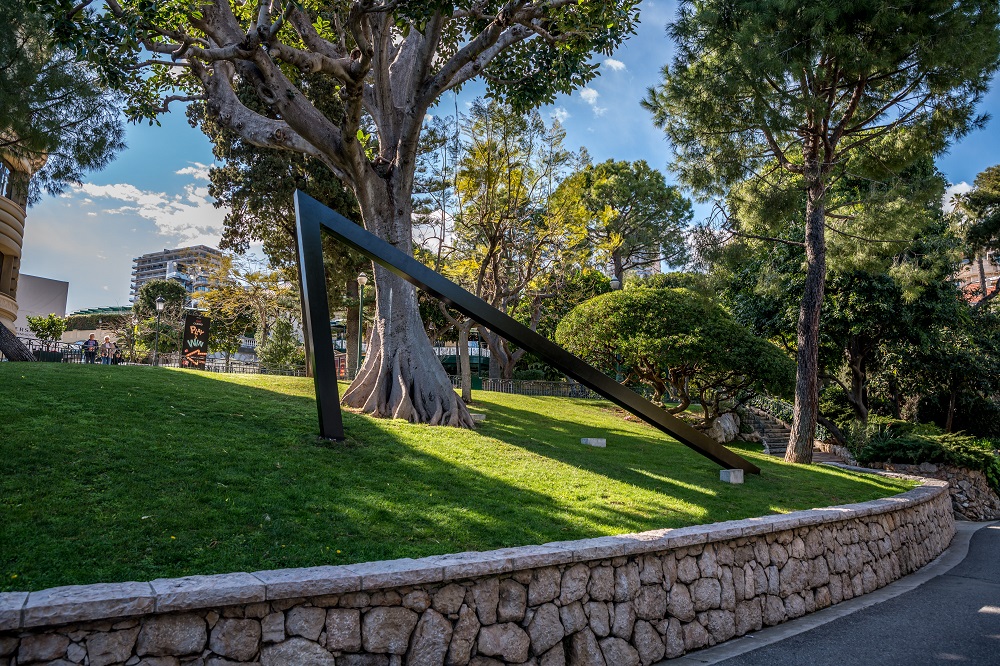 Bernar Venet, Angle droit, jardins du Casino, Monte Carlo - 1 - photo Artcurial