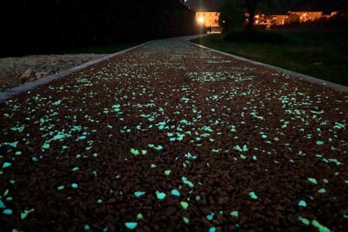 La pista ciclabile luminescente in Lucchesia 2 La pista ciclabile luminescente in Lucchesia 2