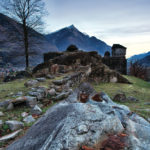 Ossevare Ruderi con il Binocolo - Rudere di Castello Medioevale