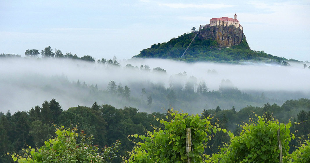 Austria, Stiria - vista sul Castello di Riegersburg dai vigneti dell'azienda Eibel. foto ©Enrico Caracciolo/Viatoribus