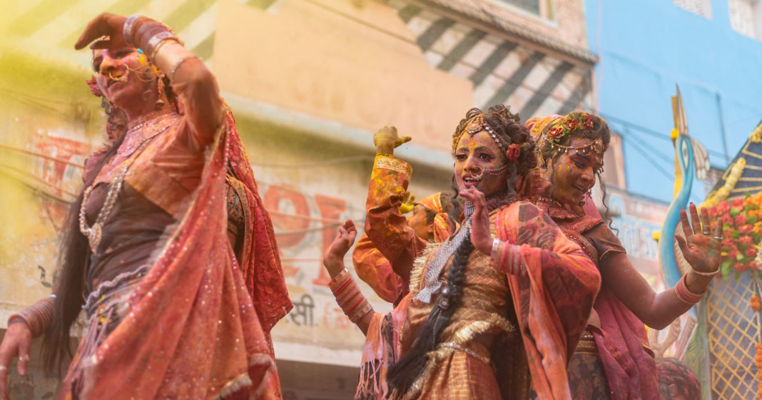 India Mathura - Ragazze che manifestano sui carri durante la sfilata dell Holi Festival. foto ©Cazziol-Mignano