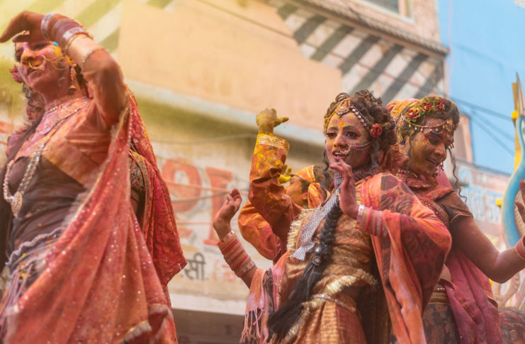India Mathura - Ragazze che manifestano sui carri durante la sfilata dell Holi Festival. foto ©Cazziol-Mignano