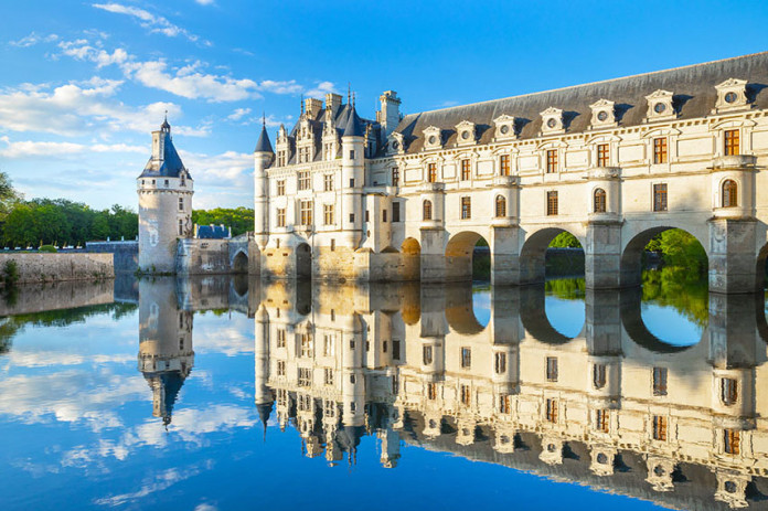 Chateau,De,Chenonceau,Is,A,French,Castle,Spanning,The,River