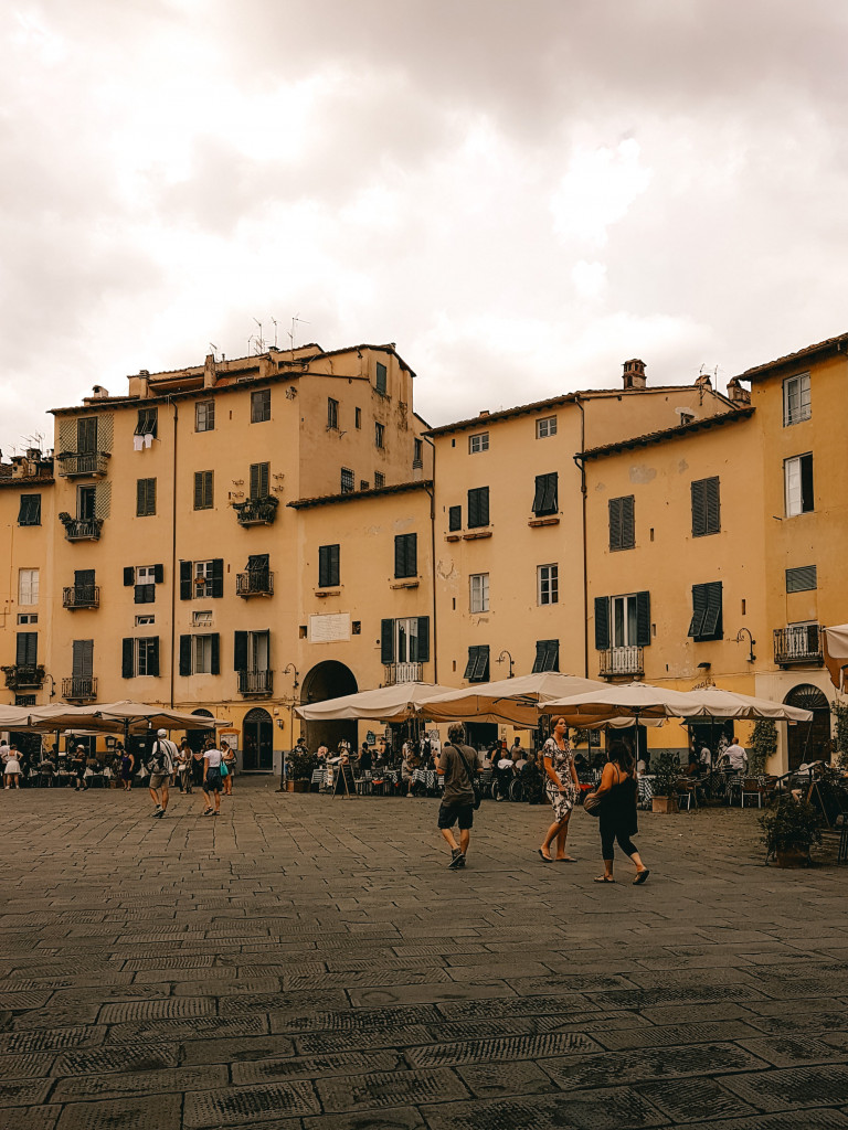 piazza anfiteatro Lucca