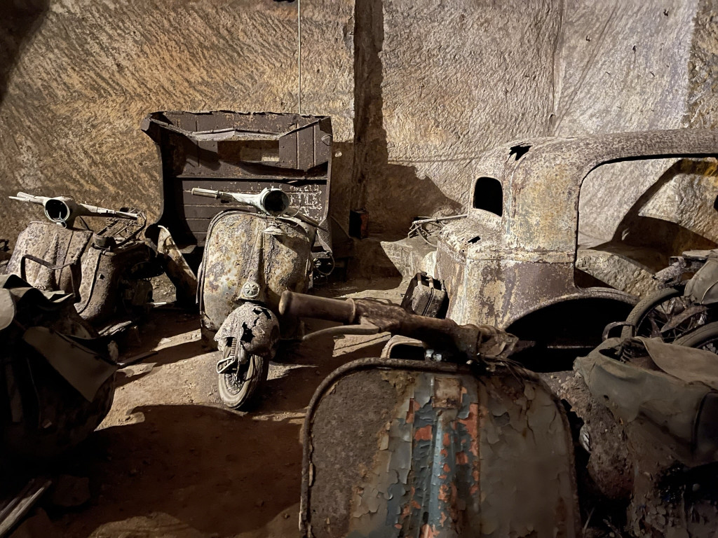 motorini dentro alla Galleria Borbonica