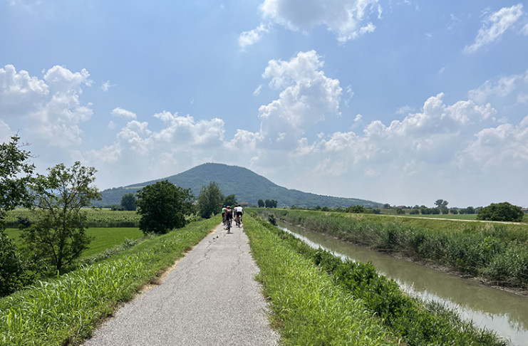 pedalando lungo l’acqua