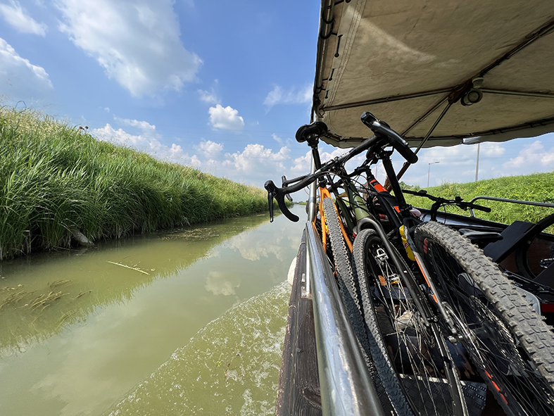 pedalando lungo l’acqua 