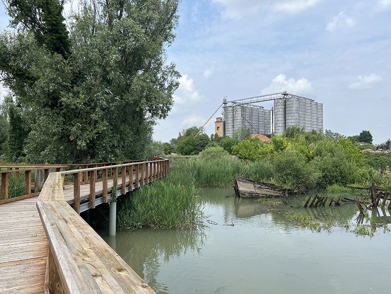 pedalando lungo l’acqua 