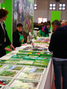 Lo stand di Vita in Campagna. L'attività de L'informatore agrario si espande tramite le pubblicazioni in un impegno concreto per la sostenibilità ambientale
