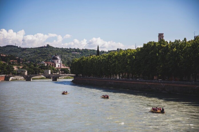 Canoisti in lungadige Panvinio - F. Modica - Archivio Comune di Verona