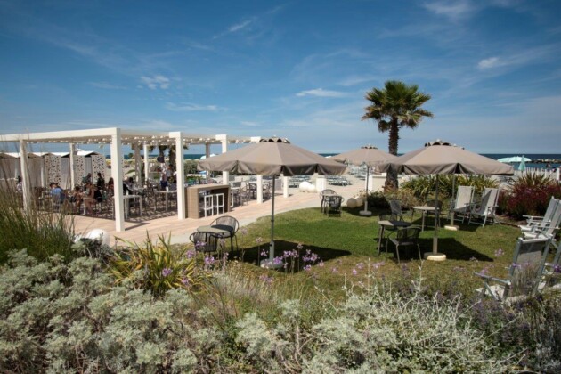 la spiaggia e il ristorante del resort blu suite phv giannella
