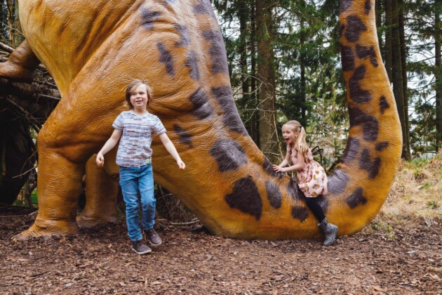 Legoland_Givskud-zoo-kids-next-to-dinosaur_©Jesper Grønnemark
