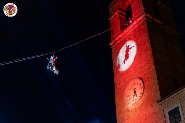 Discesa dalla Torre civica di Urbania
