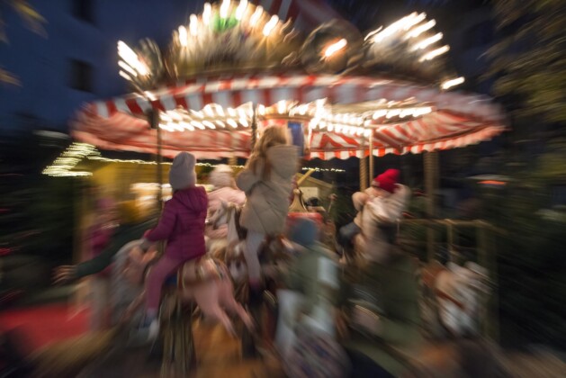 la giostra per bimbi a lana al mercatino di natale phv giannella