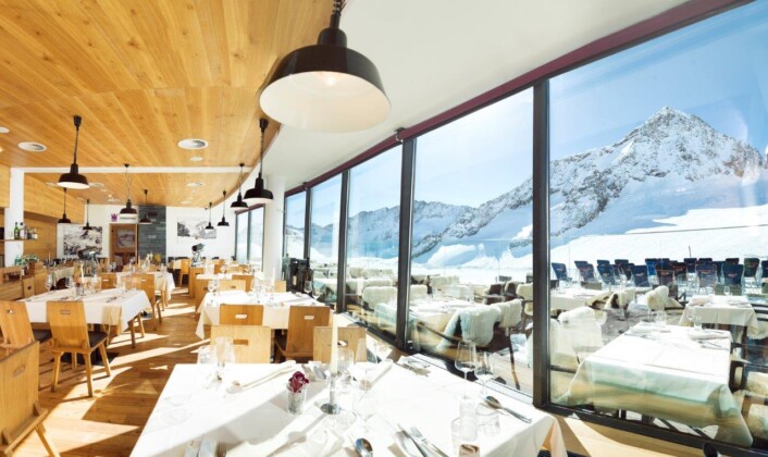 Restaurant Schaufelspitz Stubaier Gletscher -c- Andre Schoenherr