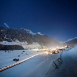 TVB Stubai Tirol. Ph. Andre Schoenherr, Neustift in notturna