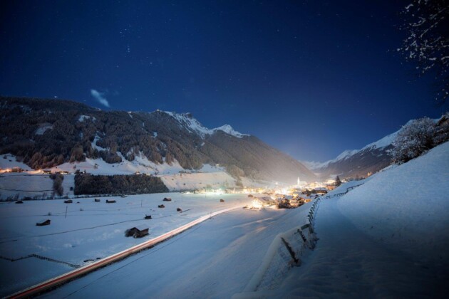 TVB Stubai Tirol. Ph. Andre Schoenherr, Neustift in notturna