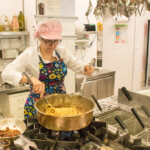 Sofia d'Alessandro prepara _o sicchio d'a munnezza Ph. Scilla Nascimbene