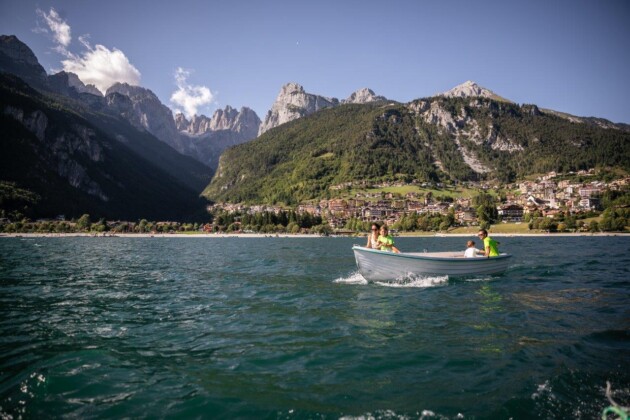 [VISIT PAGANELLA] Family_Barca_Lago di Molveno_Dolomiti di Brenta_Estate_DP_2019_ph. Oliver Astrologo