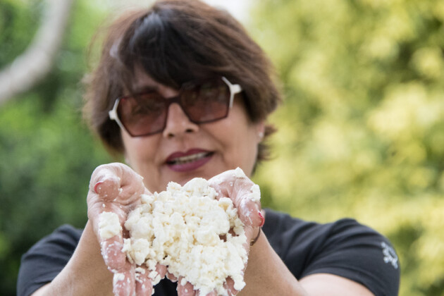 Manuela, come si fa la mozzarella
