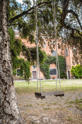 L'altalena di fronte alla casa