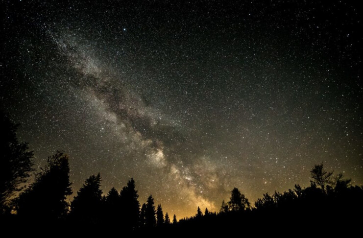 Braunlage-Starry-sky-with-the-Milky-Way-over-the-Sankt-Andreasberg-observatory©Sternwarte-St.-Andreasberg-e.-V.