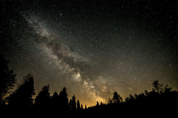 Braunlage-Starry-sky-with-the-Milky-Way-over-the-Sankt-Andreasberg-observatory©Sternwarte-St.-Andreasberg-e.-V.
