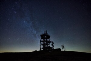 Oberweid Summer Milky Way behind the Noah's Sails observation tower©GNTB_Florian Trykowski