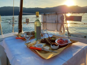 Aperitivo al tramonto sul lago Maggiore