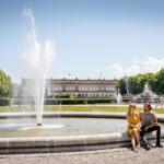 Chiemsee Couple sitting at the fountain in the park of Herrenchiemsee Palace (c) Günter Standl