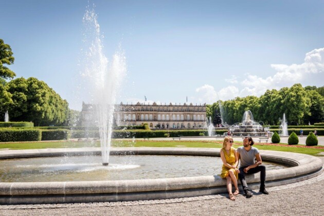 Chiemsee Couple sitting at the fountain in the park of Herrenchiemsee Palace (c) Günter Standl