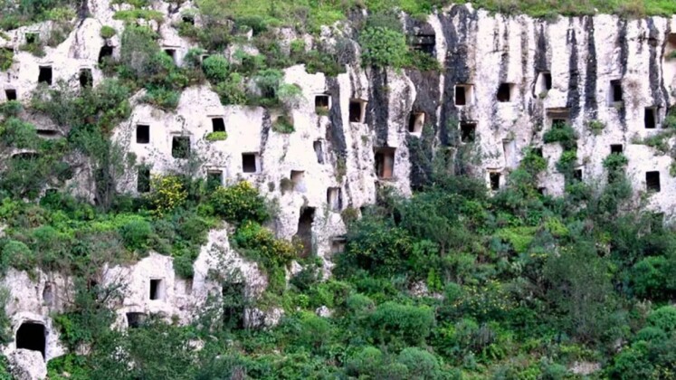 Le Città del miele, Necropoli di Pantalica in Sicilia