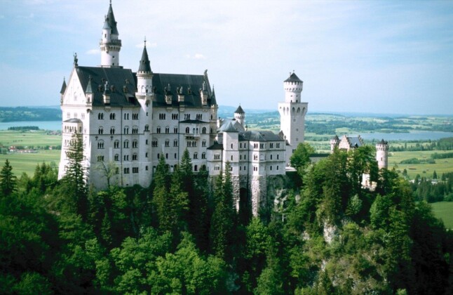 Neuschwanstein Castle near Füssen Hohenschwangau (c)GNTB_Jim McDonald