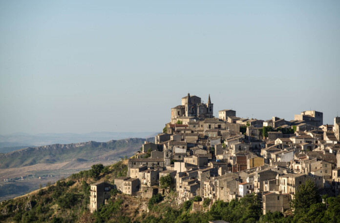 b7998 petralia soprana 1147 m sull emadonie ph vgiannella petralia soprana 1147 m sulle madonie ph vgiannella