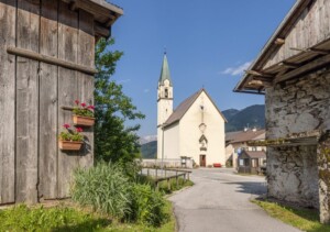 Sagron Mis, la chiesa del borgo