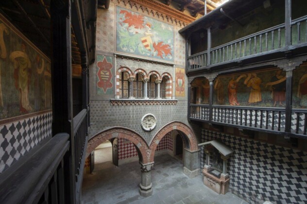Montichiari, castello Bonoris. Cortile interno