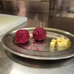 Brunico, preparazione canederli al ristorante Tanzer. Ph. Marco Giovenco