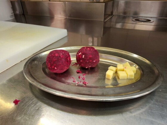 Brunico, preparazione canederli al ristorante Tanzer. Ph. Marco Giovenco