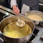 Brunico, preparazione degli Strauben al ristorante Tanzer. Ph. Marco Giovenco