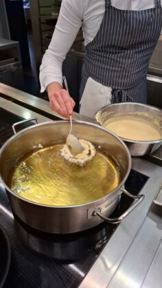 Brunico, preparazione degli Strauben al ristorante Tanzer. Ph. Marco Giovenco