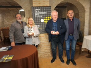 Presentazione del FIFF 2025. Da sinistra il maestro orafo Daniele Gaudenzi autore del Premio FIFF; l’assessore alla cultura Lucia Tarsi; il Direttore artistico Fiorangelo Pucci; il consigliere BCC Fano Michele Brocchini
