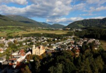 Brunico d’autunno: fra colori e sapori Panorama di Brunico, sullo sfondo l'Anterselva_ph. Marco Giovenco