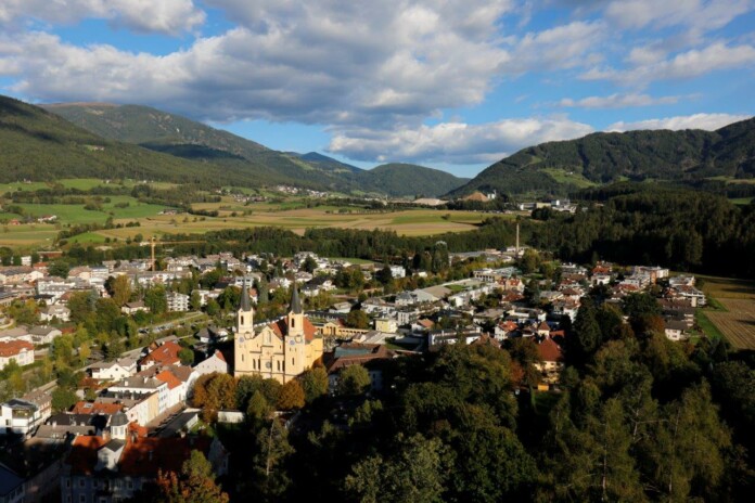 Panorama di Brunico, sullo sfondo l'Anterselva_ph. Marco Giovenco Panorama di Brunico, sullo sfondo l'Anterselva_ph. Marco Giovenco