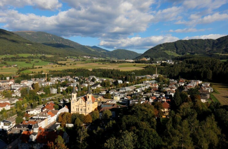 Panorama di Brunico, sullo sfondo l'Anterselva_ph. Marco Giovenco